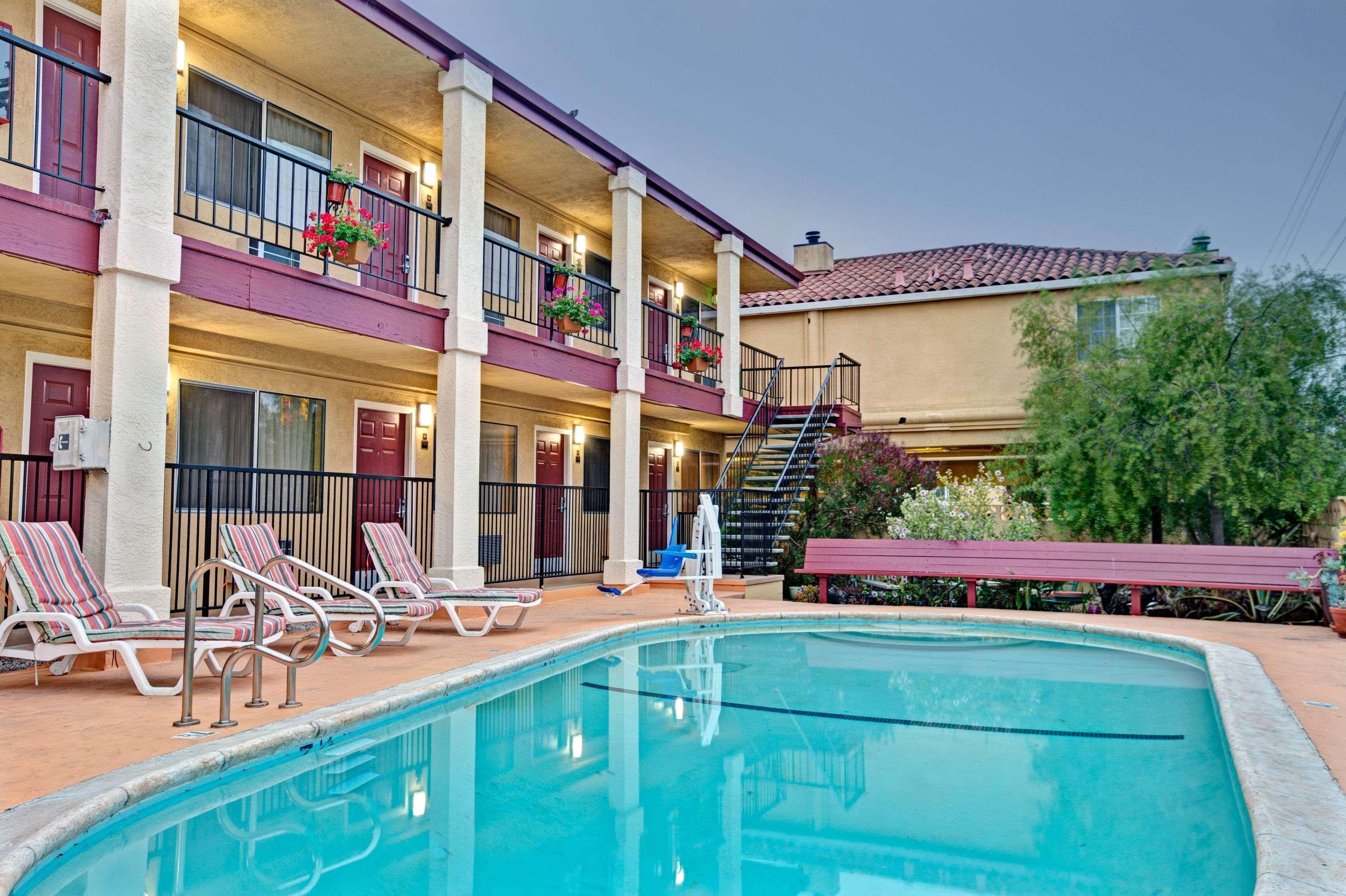 Super 8 By Wyndham Santa Cruz Beach Boardwalk Екстер'єр фото